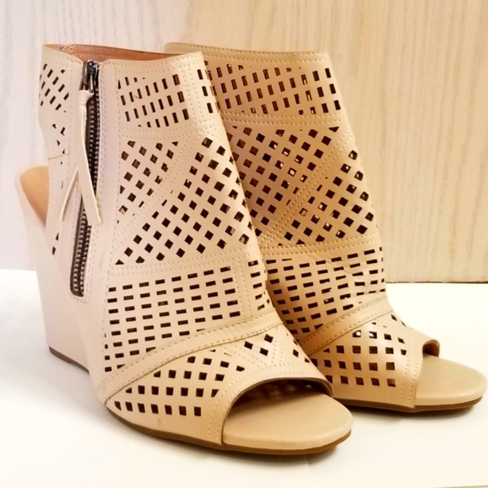 Yoki Tan Heeled Ankle Booties Women's 7.5 - Picture 1 of 5